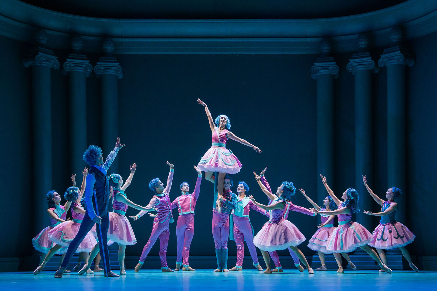 Staatstheater Cottbus
DER NUSSKNACKER
Ballett-Feerie von Giorgio Madia zur Musik von Pjotr I. Tschaikowski 
-Choreografische Uraufführung-
Szenenfoto mit: (Bildmitte) Alessandra Armorina (Clara), Stefan Kulhawec (Prinz), (vorn links) Alyosa Forlini (Drosselmeyer) sowie Ensemble (Ballerini)
(Foto: Yan Revazov)