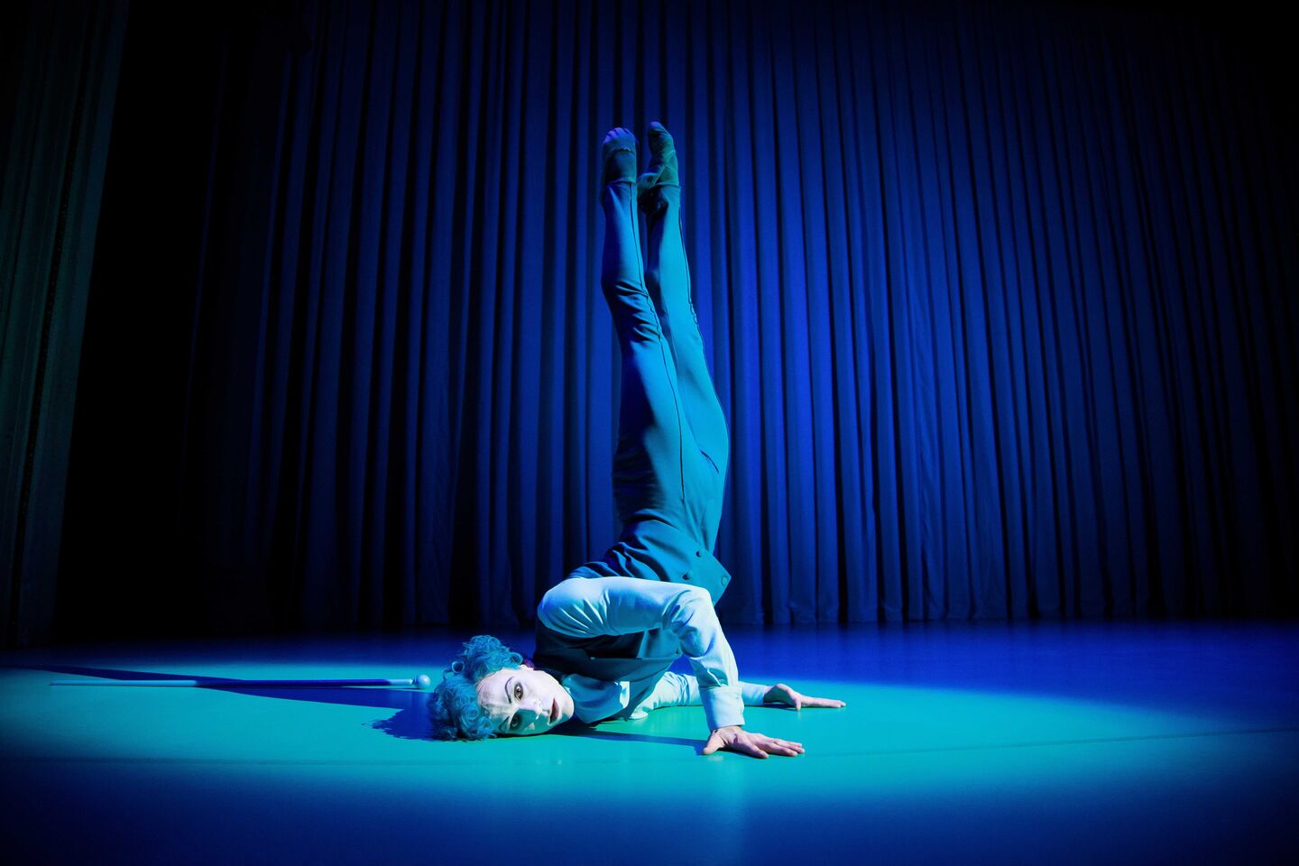 Staatstheater Cottbus
DER NUSSKNACKER
Ballett-Feerie von Giorgio Madia zur Musik von Pjotr I. Tschaikowski 
-Choreografische Uraufführung-
Szenenfoto mit Alyosa Forlini (Drosselmeyer)
(Foto: Yan Revazov)